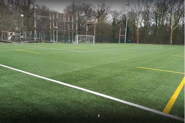 Rénovation terrain football synthétique - Sportinfrabouw NV